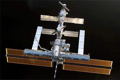 Fotografía de la Estación Espacial Internacional tomada en agosto de 2005 por los astronautas del <i>Discovery</i>.