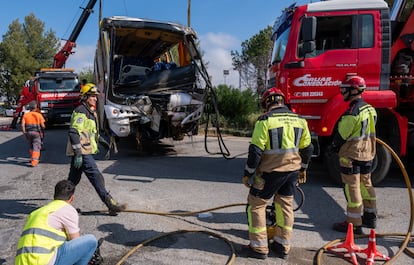 Una mujer falleció a primera hora de este lunes al volcar el autobús en el que viajaba,  que transportaba a temporeras marroquíes desde San Juan del Puerto (Huelva), donde se alojaban, hasta una empresa hortofrutícola en Almonte. Según los datos del 112, otras tres trabajadoras resultaron heridas muy graves, 14 menos graves y 22 leves. En total, 39 heridos, entre ellos el conductor del vehículo.