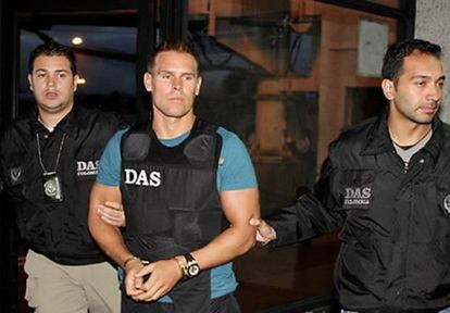 Jonas Falk en ser detingut per la policia colombiana.