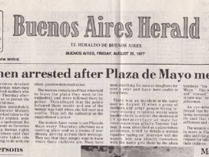 El Buenos Aires Herald denuncia en su portada del 26 de agosto de 1977 la detenci&oacute;n de integrantes de las Madres de Plaza de Mayo.