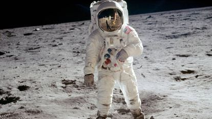 Aldrin, en la Luna. En el casco se reflejan Armstong y el módulo lunar 'Águila'.