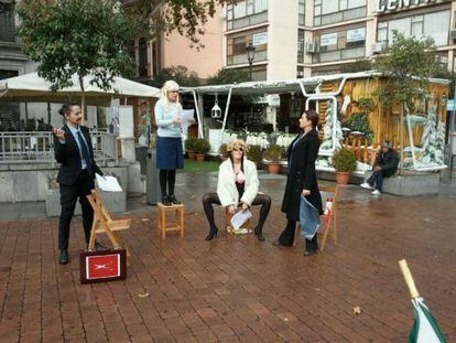 Rama Teatro, Frente al Ministerio de Justicia, interpretando &#039;La rubia&#039;, de Hayley Squares.