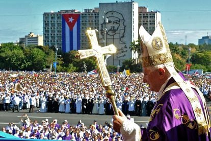 En marzo de 2012 el Papa Benedicto XVI visitó Cuba. Durante los días que estuvo en la isla mantuvo un encuentro con Fidel Castro. En la imagen, el Papa llega a la Plaza de la Revolución donde se celebró una misa multitudinaria