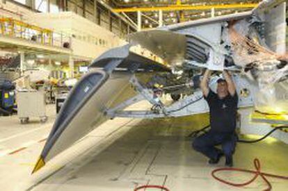 Un operario de Airbus revisa la fabricaci&oacute;n de componentes de un avi&oacute;n.