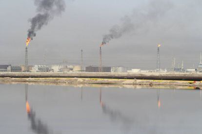 Refiner&iacute;a de Al-Sheiba en la ciudad de Basra (Irak).