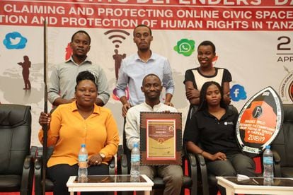 Maxence M. Melo, en el centro, y otros miembros del equipo, reconocidos por la Coalición de Defensores de los Derechos Humanos de Tanzania (THRDC), por su trabajo por la libertad de expresión.