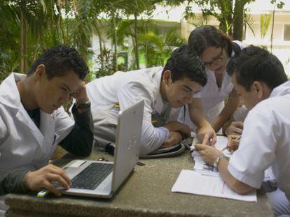 Alumnos de la Universidad de Veracruz (M&eacute;xico), la tercera de este pa&iacute;s en n&uacute;mero de estudiantes (55.000 alumnos).