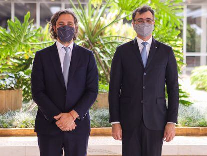 Los ministros de Exteriores de Argentina, Juan Pablo Cafiero (izquierda), y de Brasil, Carlos França, posan tras la reunión que mantuvieron este viernes 8 de octubre en Brasilia.