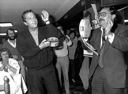 Suárez toca la pandereta durante la campaña del CDS en las elecciones municipales de 1987.