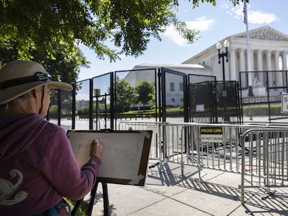 Un cordón de vallas impide el acceso a la sede del Tribunal Supremo de EE UU, este lunes en Washington.