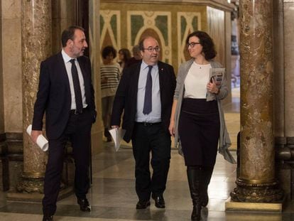Miquel Iceta (centro), este jueves en el Parlament con los diputados socialistas Eva Granados y Ramon Espadaler.
