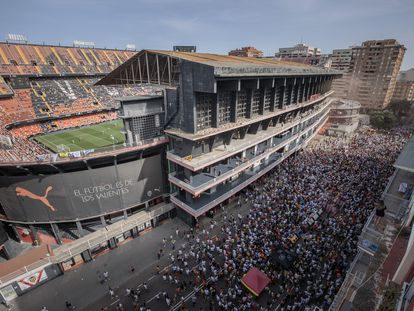 Aficionados del Valencia se manifiestan en contra del propietario de Peter Lim en las inmediaciones de Mestalla, el pasado mayo.