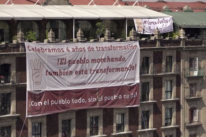 Una manta en apoyo al presdiente de México desplegada sobre uno de los edificios que rodean el Zócalo capitalino.