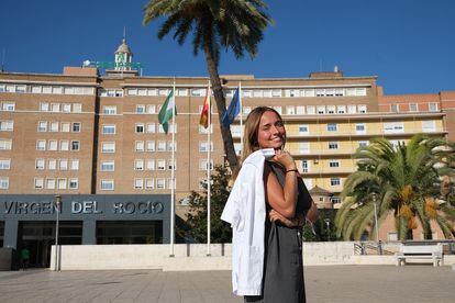 La enfermera Rocío Jiménez acaba de conseguir su primer contrato para cubrir una vacante por vacaciones en el Hospital Virgen del Rocío de Sevilla.