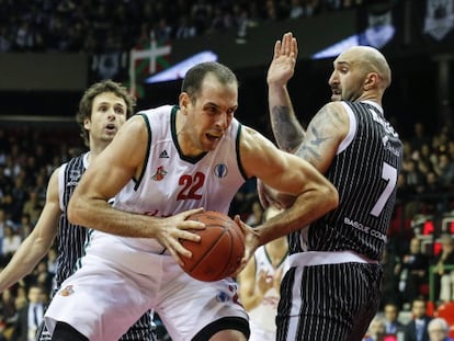 Maric intenta superar la defensa de Rakovic.