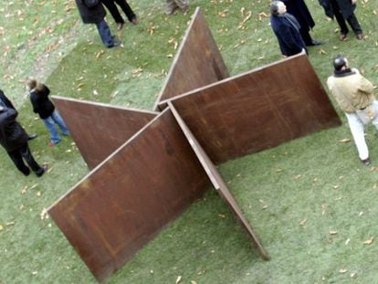 La escultura 'Pentágono en sentido contrario a las agujas del reloj' de Richard Serra, en depósito en el Museo de Bellas Artes de Bilbao desde 2005