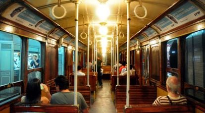 Varias personas viajan en uno de los viejos vagones del Metro bonaerense.