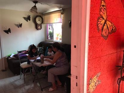 Una niña asiste a clases en lÍnea en una vecindad de Ciudad de México, en abril.