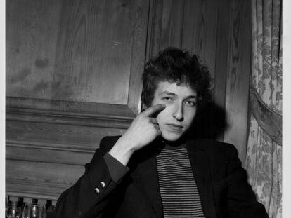 Bob Dylan señala su ojo derecho en abril de 1965.
