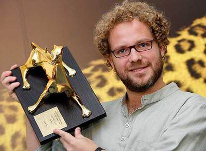 El director sostiene el Leopardo de Oro, máximo galardón del certamen suizo.
