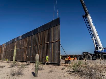 Trabajadores construyen el muro fronterizo entre Sonora (México) y Arizona (EE UU).