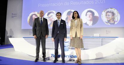 Ángel Vilá, Ceo de Telefónica, José María Álvarez Pallete, presidente y Laura Abasolo, directora financiera en los resultados de la compañía 2021.