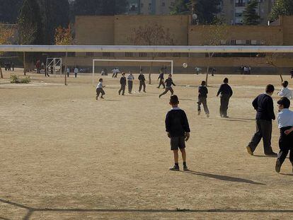 Ni&ntilde;os jugando al f&uacute;tbol en el patio del colegio concertado de educaci&oacute;n segregada Altair de Sevilla, donde solo estudian varones.