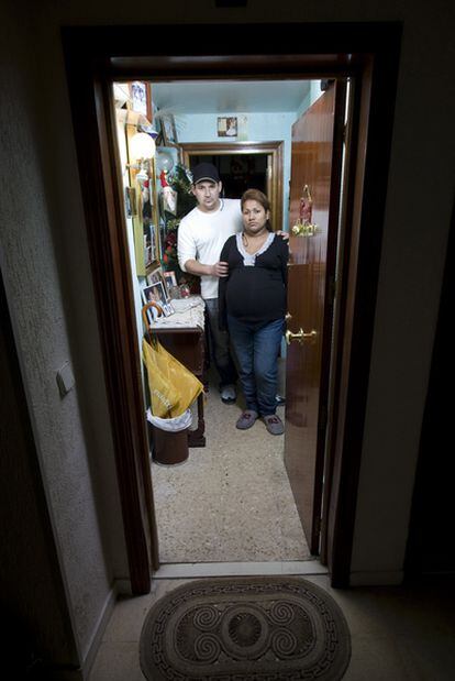 Jairo y Noemí, ecuatorianos, esperan la orden de embargo. Junto con otros, han presentado una denuncia por estafa contra el intermediario.