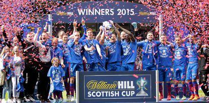 Los jugadores del Inverness celebran el título de la Copa de Escocia.