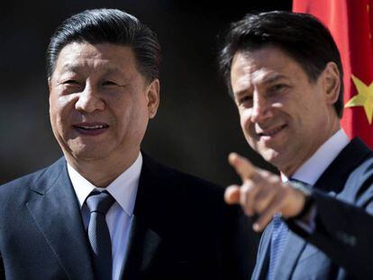 Xi Jinping y Giuseppe Conte antes de firmar el acuerdo este sábado.