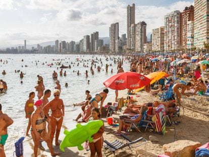 Bañistas en la playa de Levante de Benidorm (Alicante). GETTY