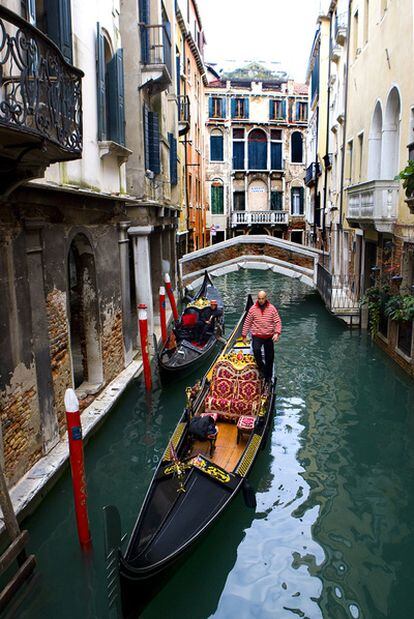 Gondoleros en uno de los canales del barrio de Castello, en Venecia