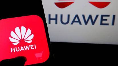 Un teléfono móvil de Huawei, con el logo de la compañía.