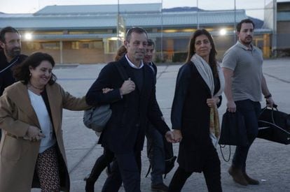 Sandro Rosell, junto a su familia, sale de la cárcel el pasado mes de febrero.