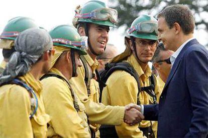 Zapatero saluda a efectivos anti-incendios en Soutomaior, Pontevedra.