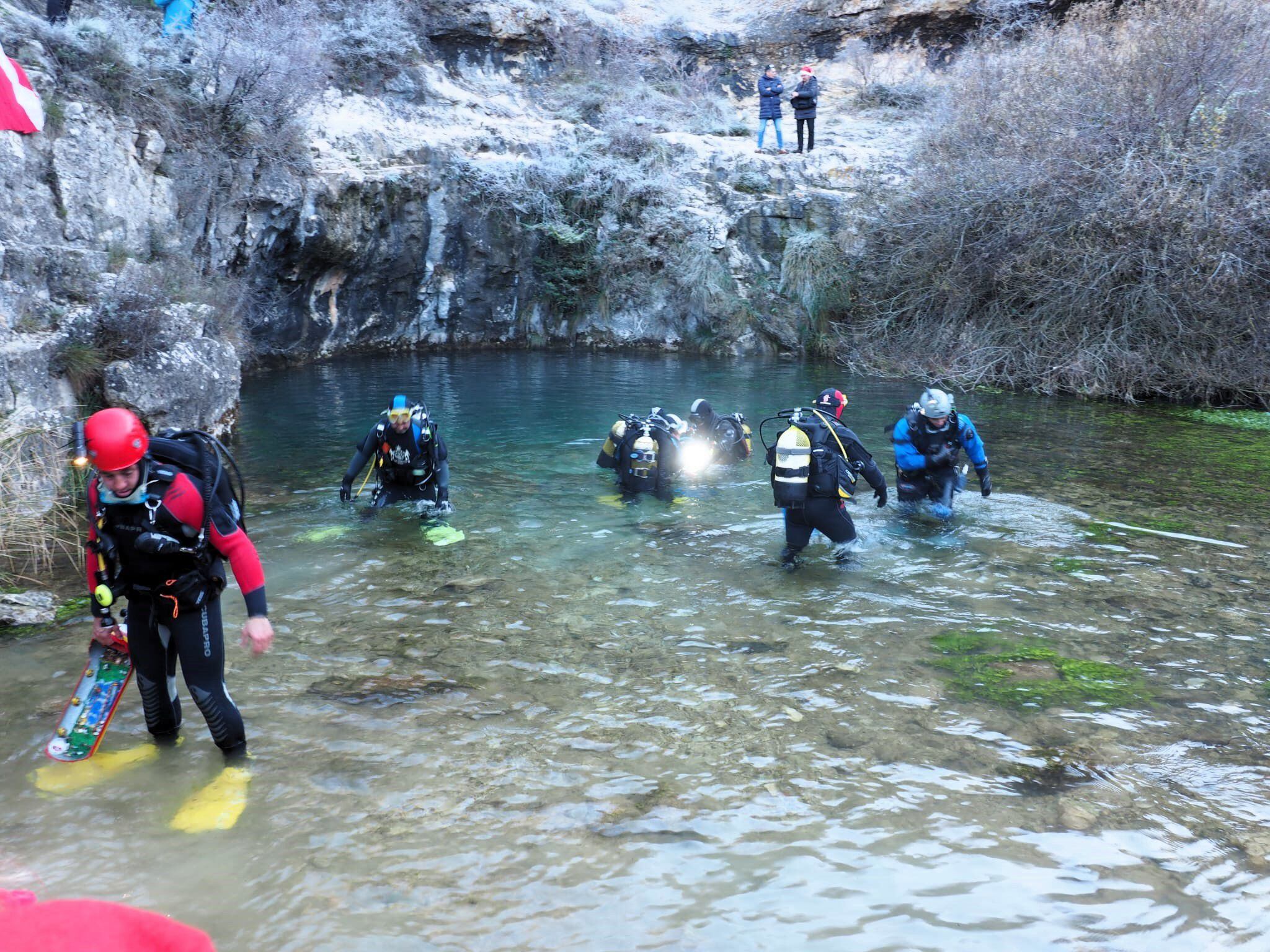 Un grupo de buzos profesionales durante una inmersión en el Pozo. 
