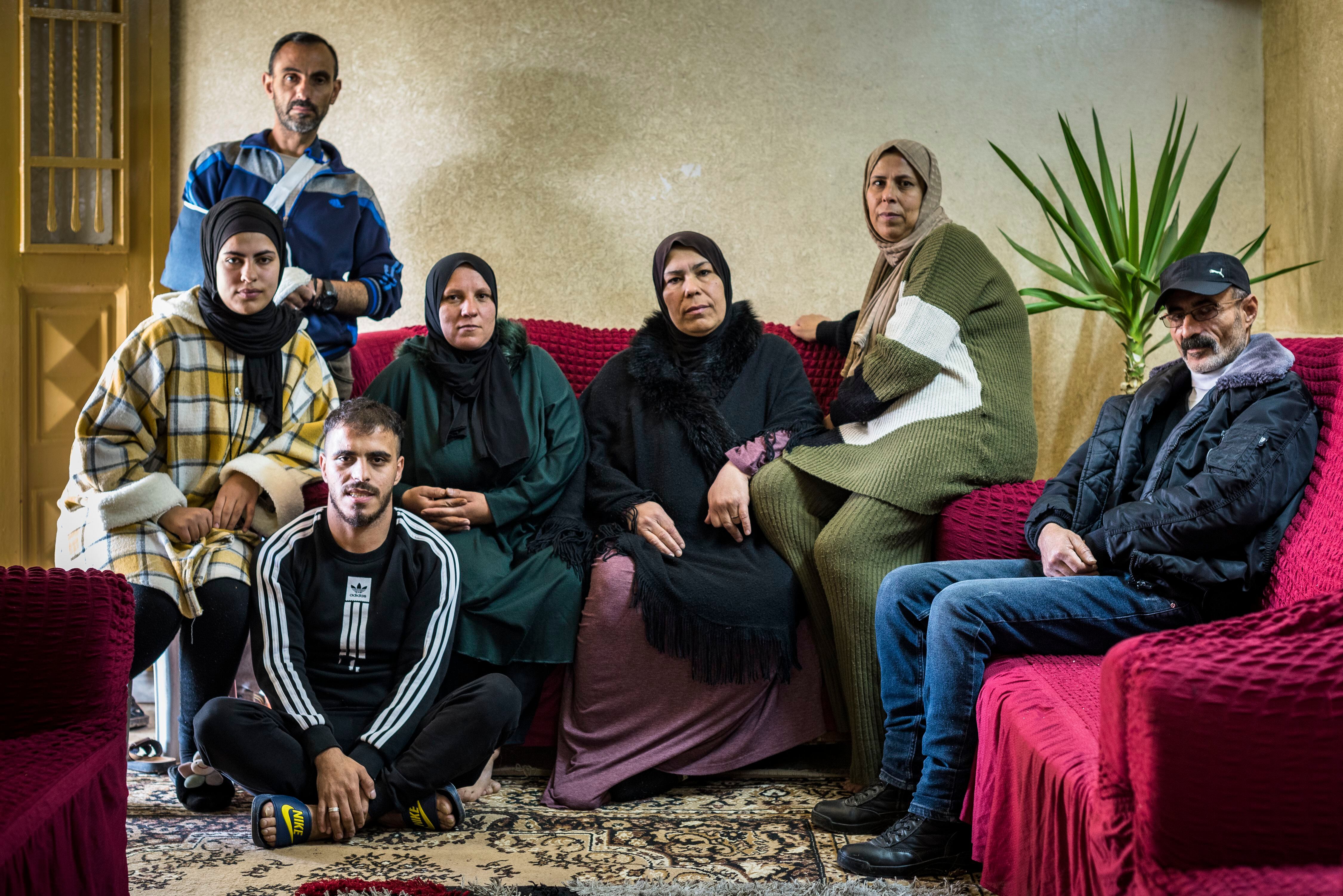 Randa Abu Sifan (de negro) con su familia en su casa en la zona H2, controlada por el ejército israelí. “Vivimos atemorizados y a todos nos afecta psicológicamente”, dice.
