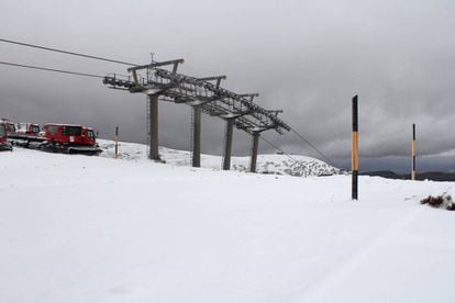 La estación de esquí de Sierra Nevada, que prevé abrir el próximo 25 de noviembre, ha recibido las primeras nieves.