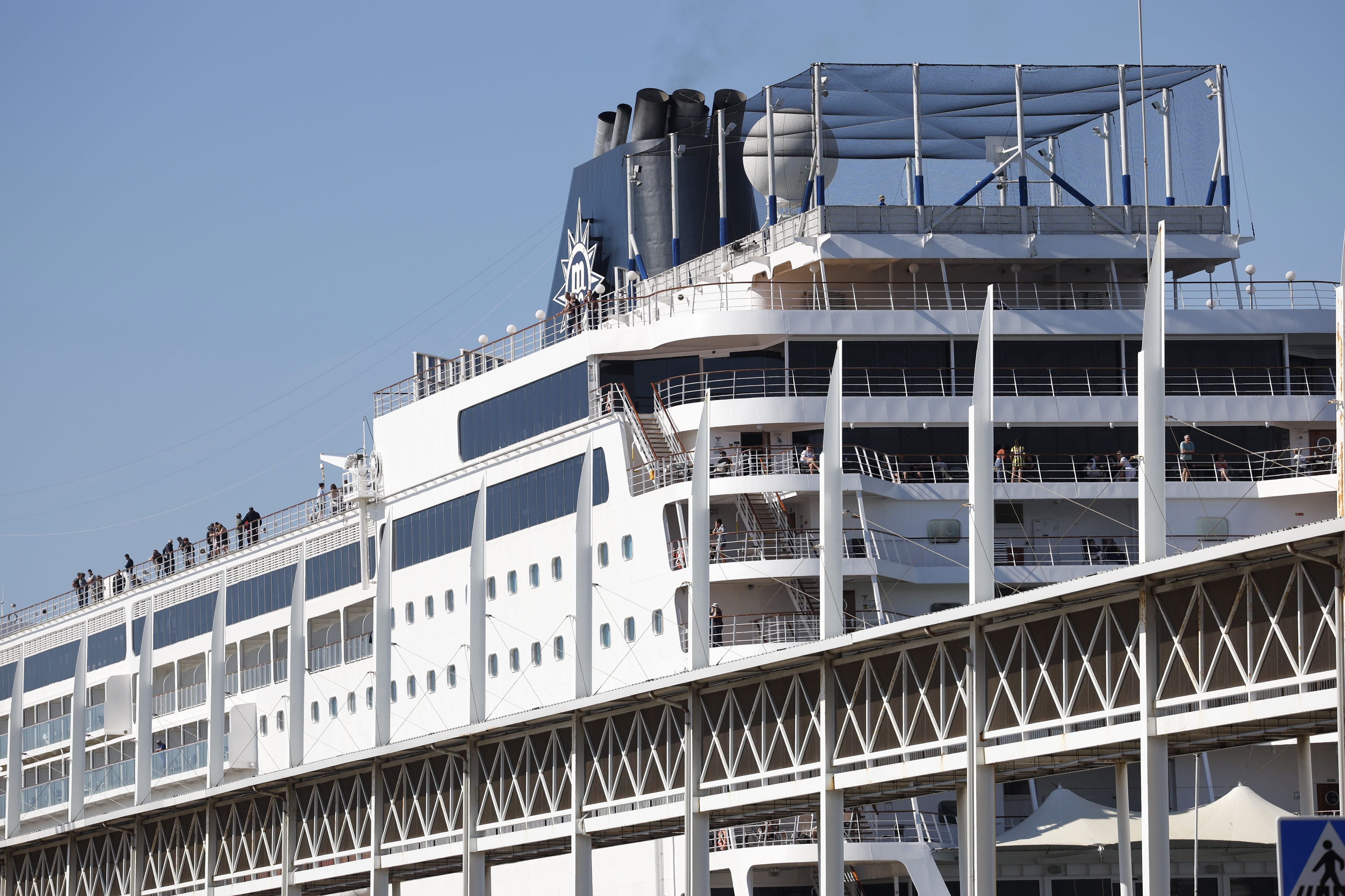 Crucero de la compañía MSC retenido en el muelle C de la terminal de cruceros del puerto de Barcelona, este jueves. 