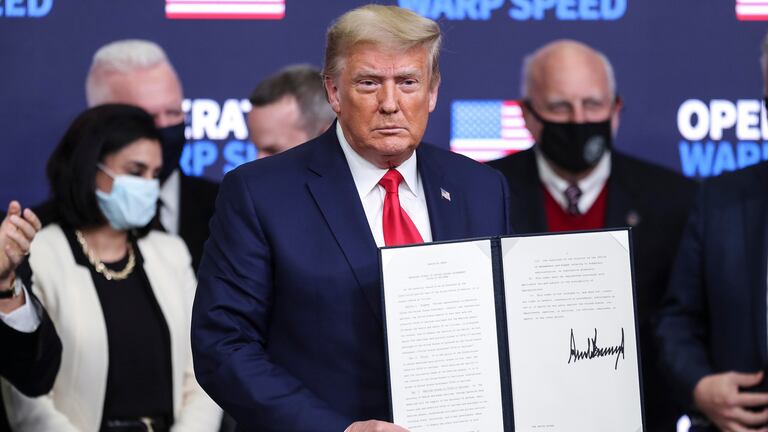 Vacuna Covid 19 Trump Firma Una Orden Ejecutiva Para Dar Prioridad A Los Estadounidenses En La Vacunacion Elecciones Usa El Pais Distribution of pfizer and biontech's vaccine, as well as moderna's shot is directed by the federal government. vacuna covid 19 trump firma una orden