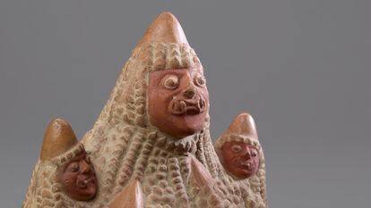 Recipiente que representa a tres dioses del maíz fundidos en una mazorca de barro, de las tribus moche.