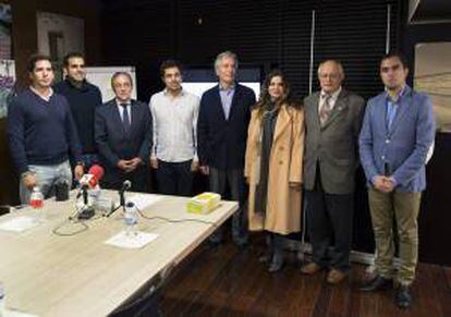 El empresario y coordinador de la plataforma altruista "Sumar sumar", Javier Martín (3i); junto a miembros de Nuevas Generaciones del PP y Juventudes Socialistas del PSOE, durante la presentación del este proyecto.