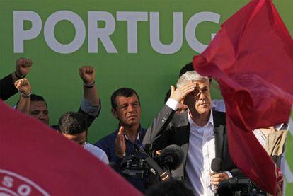 José Sócrates se toma un respiro durante un acto electoral organizado en Santarem,  a unos 80 kilómetros de Lisboa.