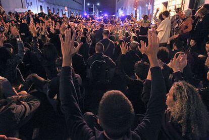 Cientos de indignados se concentraron ayer por la noche en las inmediaciones del Congreso, amurallado por un cordón policial.