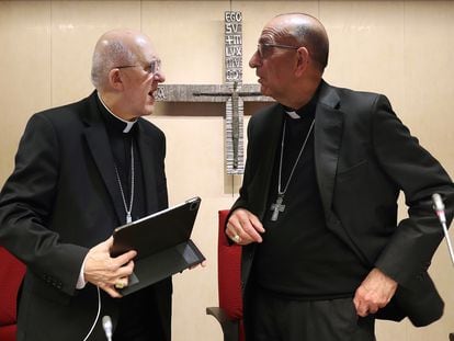 Carlos Osoro con Juan José Omella, en la Asamblea Plenaria de la Conferencia Episcopal en Madrid el pasado 25 de abril.