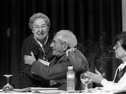 Josefina Samper abraza a Marcelino Camacho poco antes de hablara en el VI Congreso de CC OO en 1996