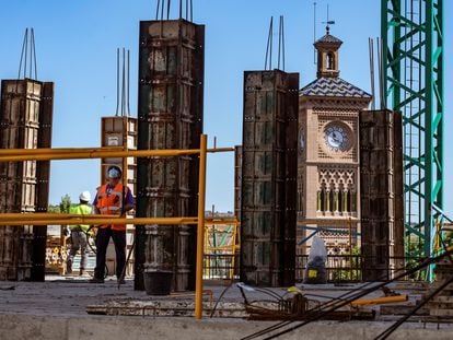 Trabajadores de la construcción, este miércoles, en Toledo.