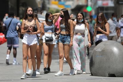 Un grupo de jóvenes camina por el centro de Madrid, este lunes.