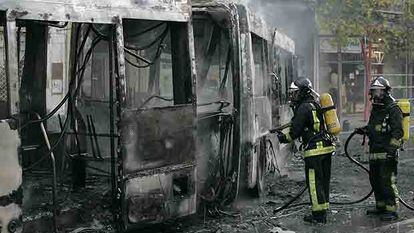Estado en que quedó el autobús que los radicales quemaron el jueves en San Sebastián.