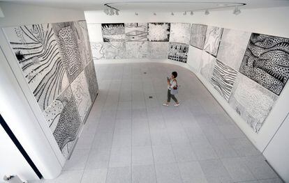 Una persona visita una sala con varios trabajos de la artista Yayoi Kusama, en Tokio (Japón).